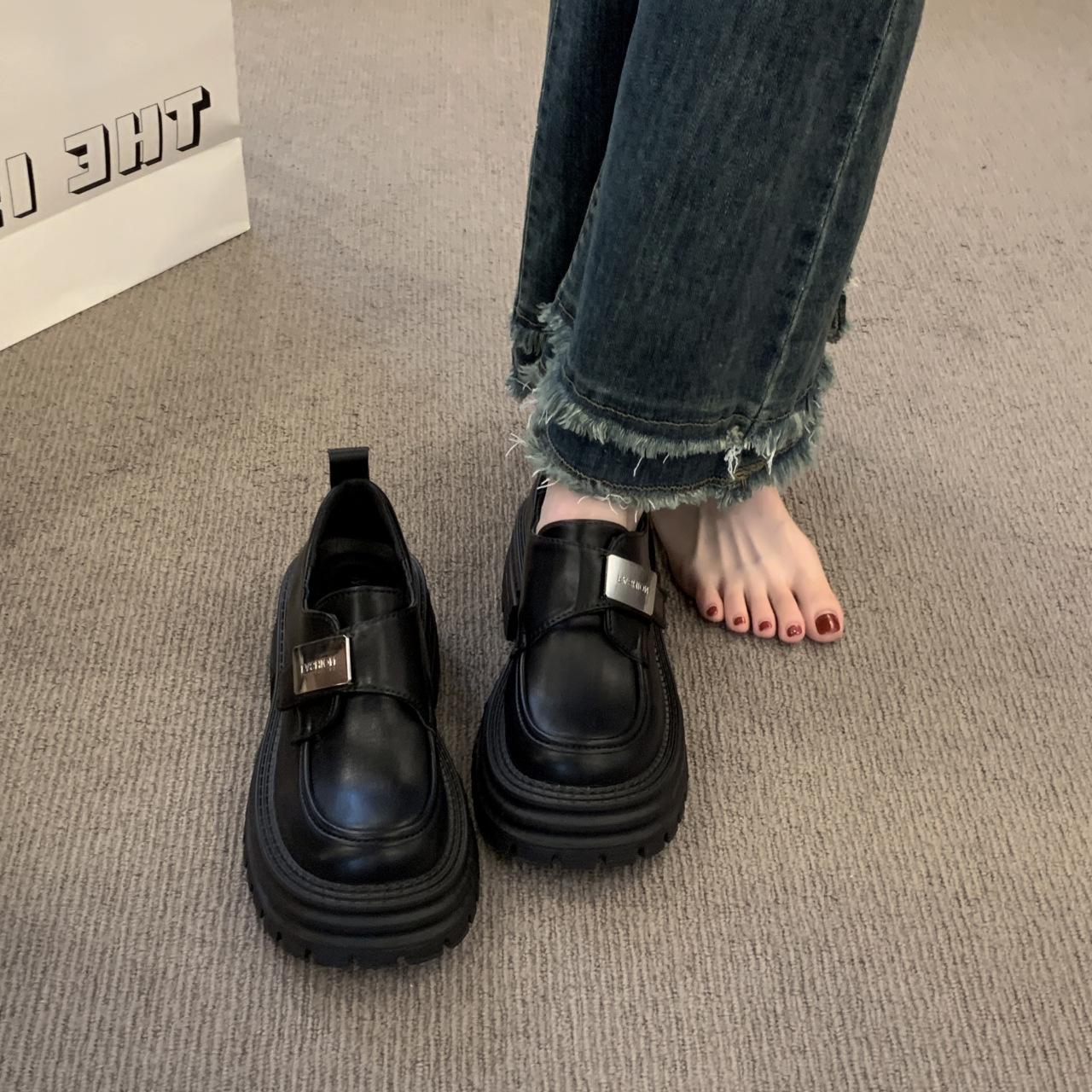 

Retro platform loafers women s 2025 new Velcro thick heel round head versatile fashion British small leather shoes 40