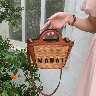 Malé crossbody tašky ze slámy pro ženy Letní košíkové tašky s potiskem písmen s horní rukojetí Neformální tašky na rameno na cestování k moři a na pláž