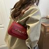 Retro underarm bag, new shoulder bag, women's versatile baguette bag, red new product, new handheld women's bag.