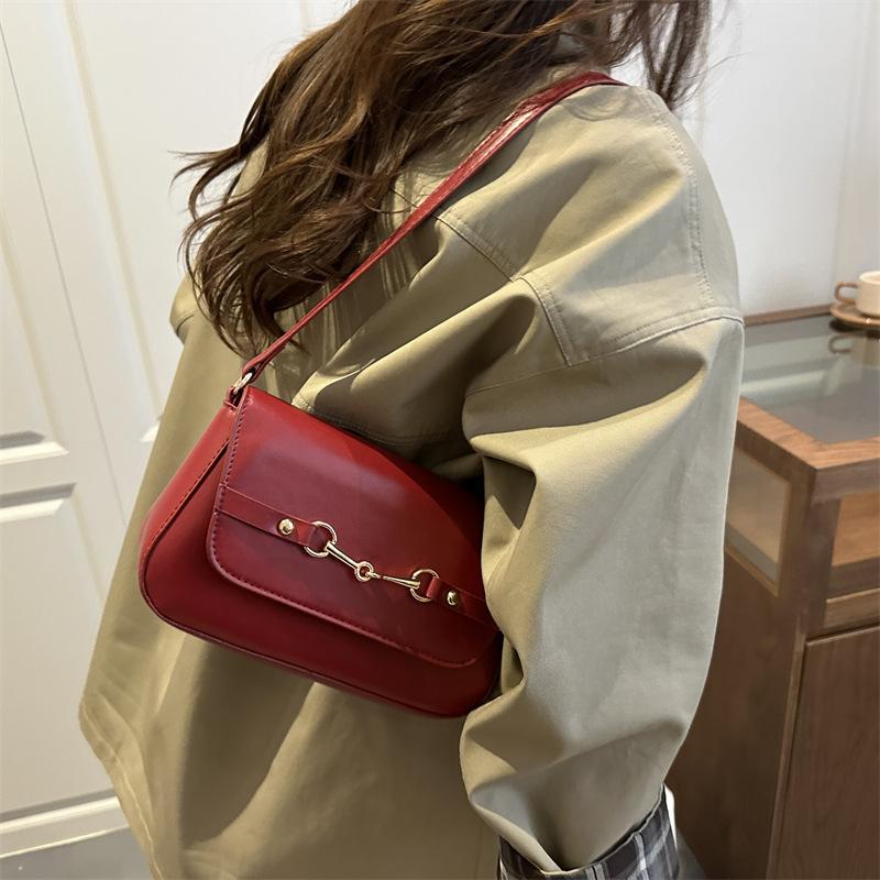 Retro underarm bag, new shoulder bag, women's versatile baguette bag, red new product, new handheld women's bag.