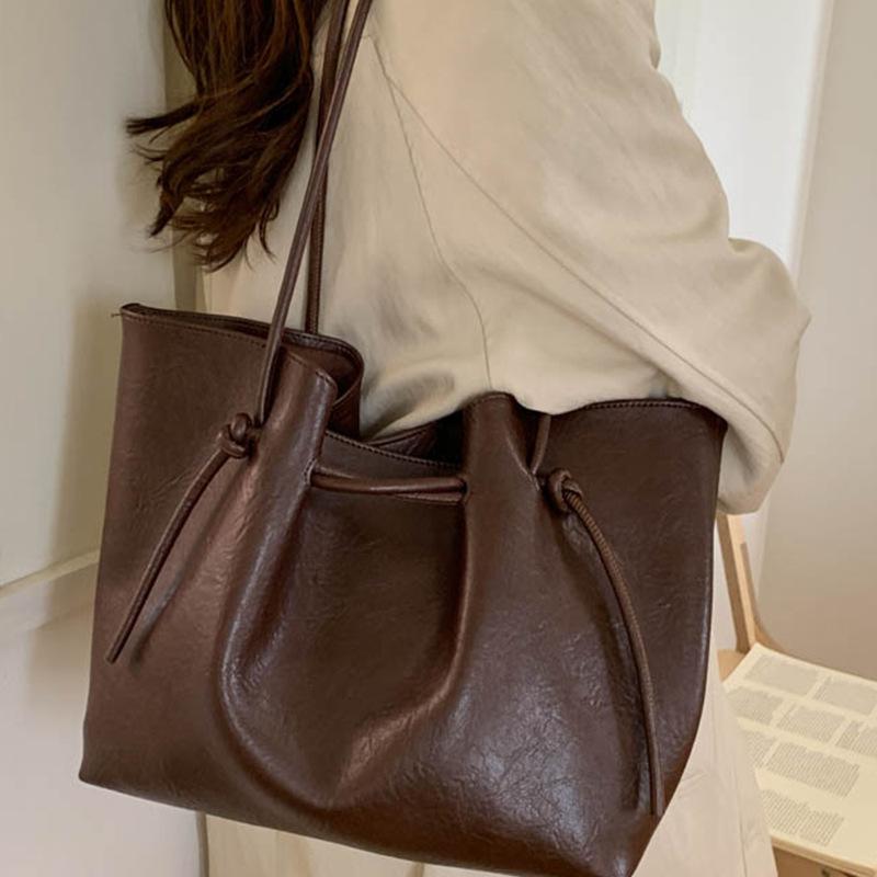 Large Capacity Tote Bag for Commuting, Women's New Style Simple and Fashionable Shoulder Bag, Retro Commuting Armpit Bag, Trendy