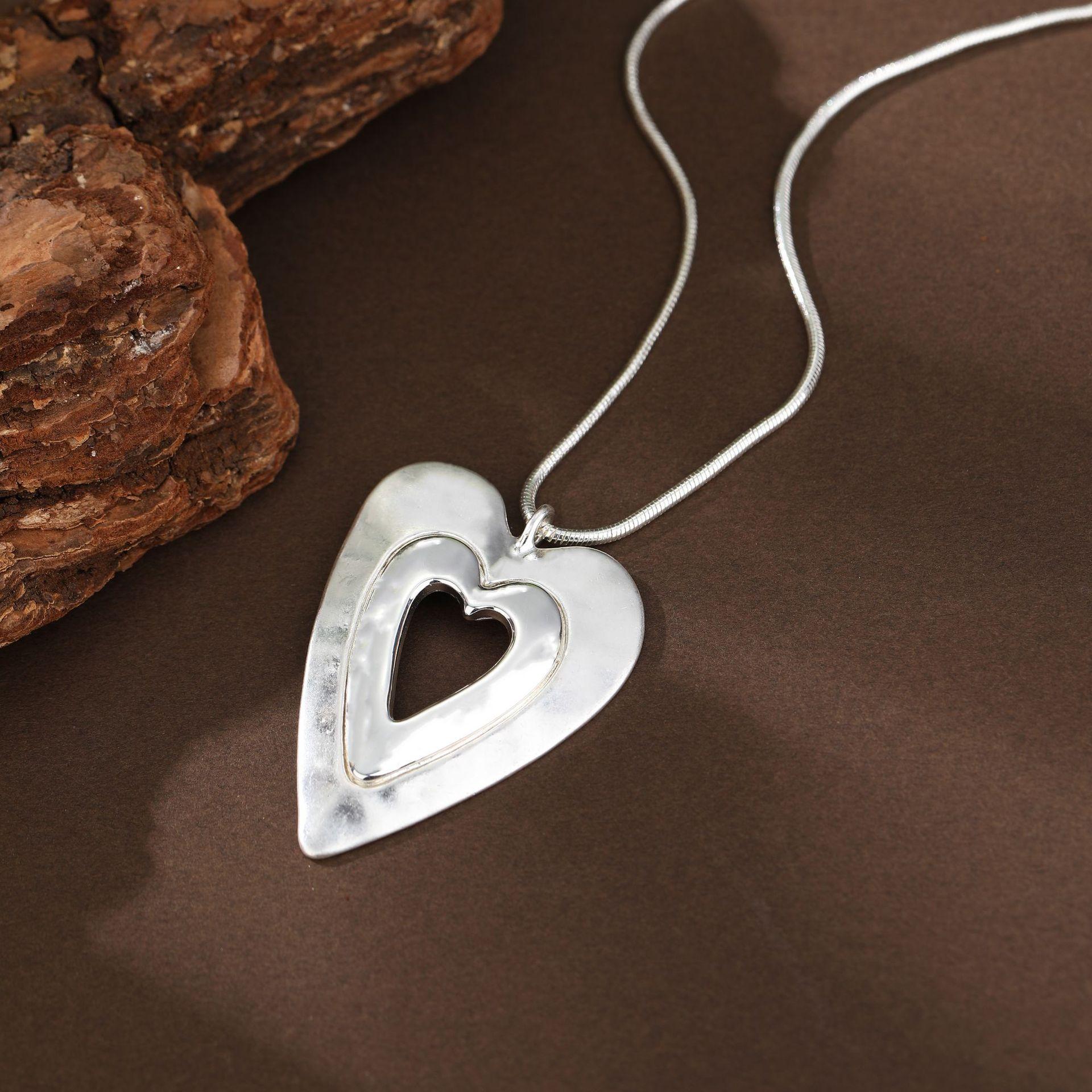 

Новый песочный серебристый, ярко-серебристый, ярко-золотой контрастный цвет, полый кулон в виде сердца, женское высококлассное длинное ожерелье в форме сердца