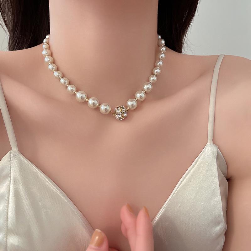 2023 French Retro Pearl Choker Necklace: Trendy, Luxurious Clavicle Chain for Women