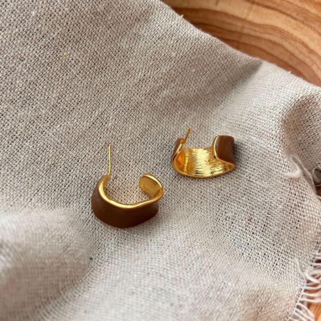 Semi-Round Drop Glaze Wide-Sided Metal Stud Earrings, Simple And Versatile Light Luxury, Unique Retro Maillard Temperament Earrings