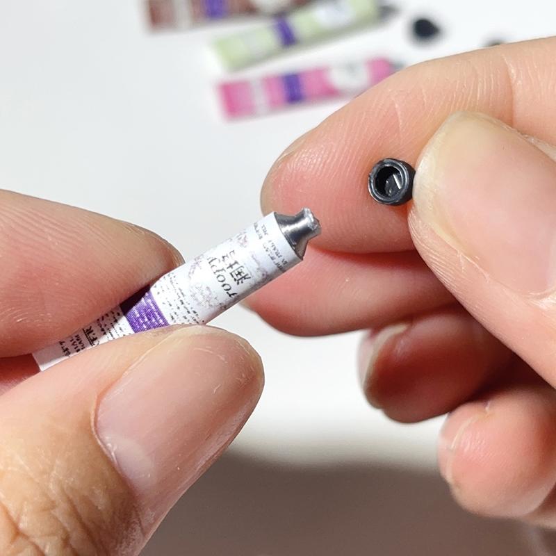 2 szt. Miniaturowy krem do rąk do domku dla lalek, dekoracja sceny makijażu, akcesoria do domku dla lalek, mini rekwizyty kosmetyczne