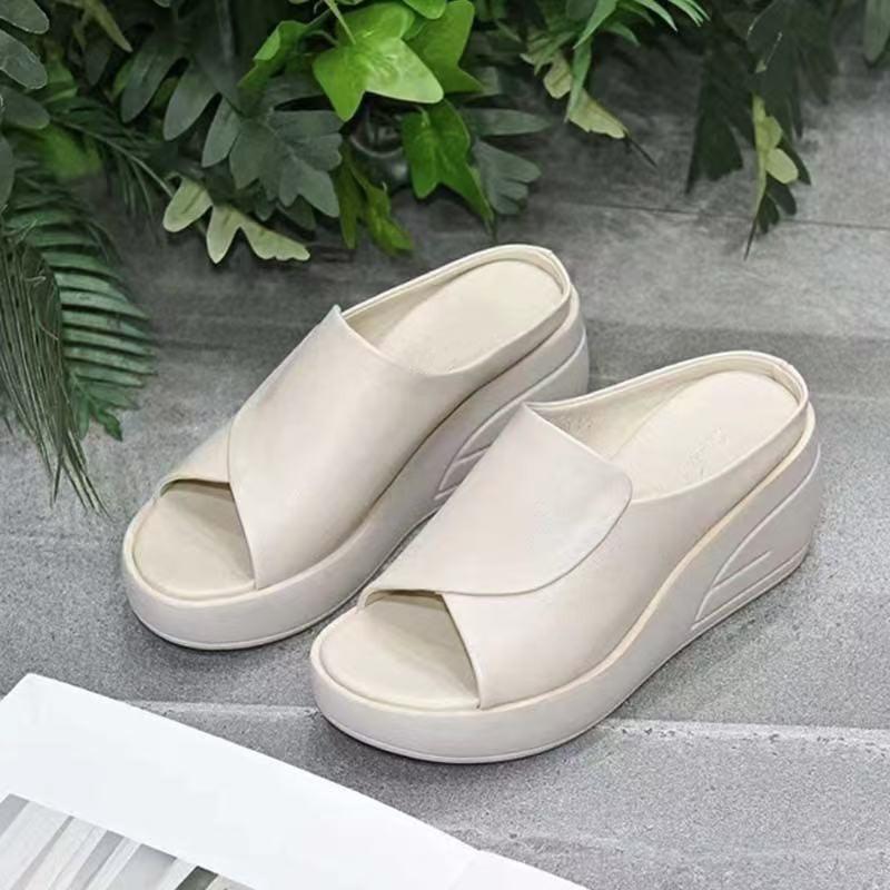 

Мягкие кожаные шлепанцы на танкетке с толстой подошвой женские 2025 новые летние на высоком каблуке с открытым носком на мягкой подошве маффин носить прохладные шлепанцы женская обувь 40