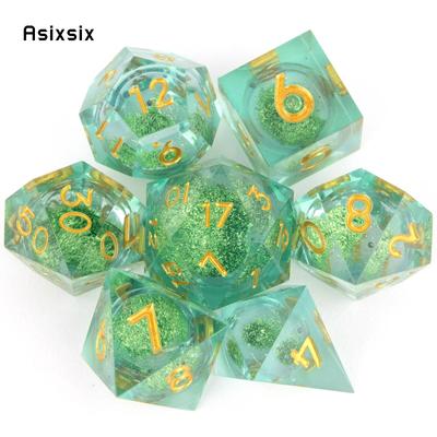 7 Stück Würfel aus grünem Harz mit fließendem Sand und goldenen Zahlen mit scharfen Kanten, polyedrische Würfel, geeignet für RPG-Brettspiele