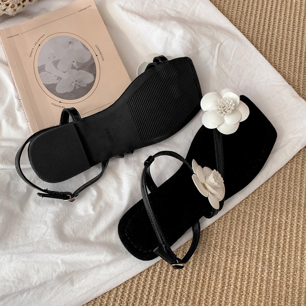 Internet celebrity explosion high sense retro word sandals female 2025 new summer wear fairy style French sandals