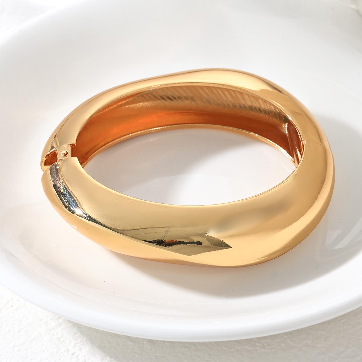 Европейский и американский неправильный граненый браслет из сплава - Широкий, преувеличенный стиль