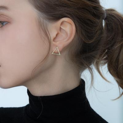 Boucles d'oreilles en argent sterling S925 Boucles d'oreilles géométriques simples en forme de triangle Boucles d'oreilles de conception de niche pour femmes
