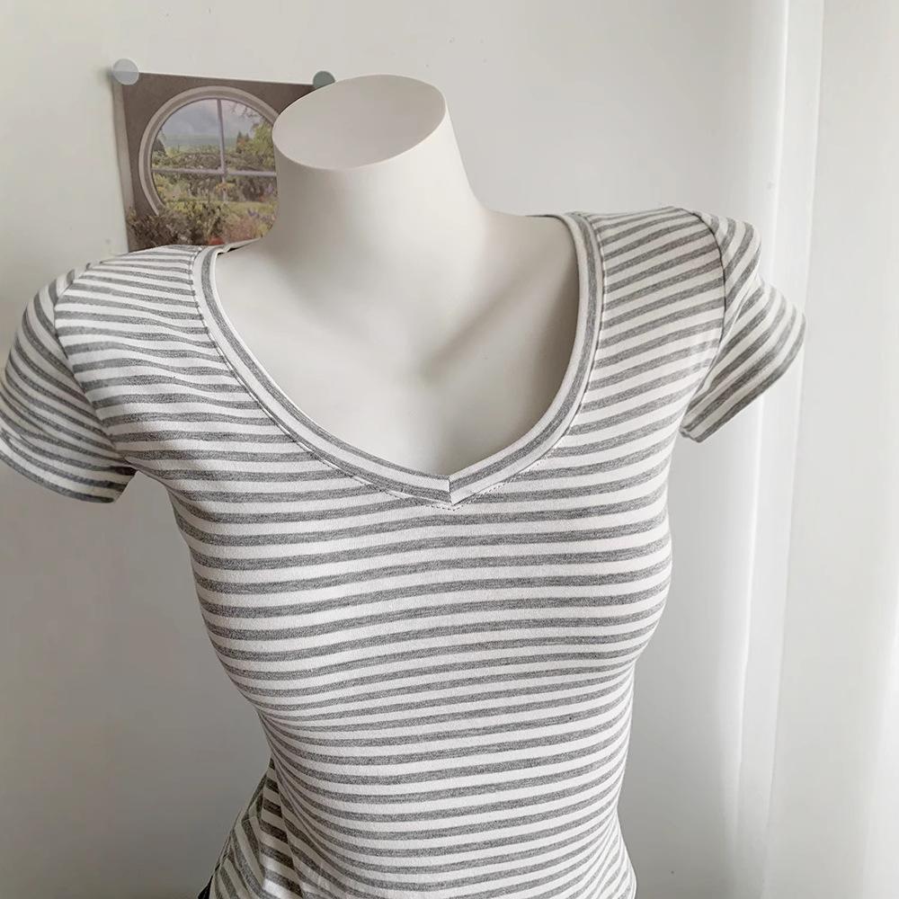 Ein neues gestreiftes Kurzarm-T-Shirt für Damen im Sommer, ein retro, figurbetonendes, sexy und unschuldiges kurzes Oberteil für heiße Mädchen