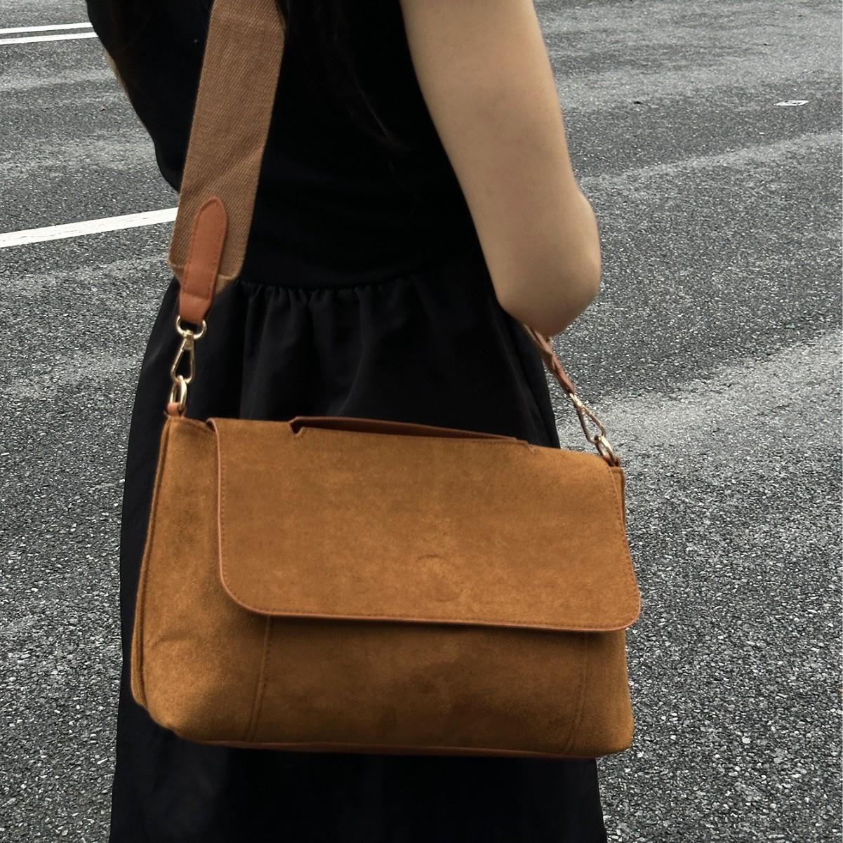 

Casual Women s Bag Fashion Versatile Matte Texture Large Capacity Casual College Style Single Shoulder Crossbody Bag світло-коричневого кольору