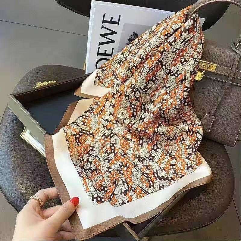 Foulard Quadrato in Seta Stampa Moda Lusso 70*70Cm Fascia Morbida in Raso per Capelli Foulard Cravatta Fascia per Capelli Femminile Foulard Nastro per Borsa