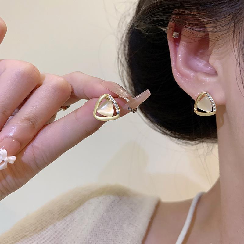 925 Silver Needle Pearl Earrings Women's High-end Sense Niche Temperament Bow Stud Earrings Retro Ear Jewelry Wholesale