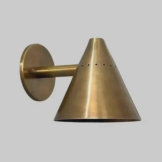 Håndlaget konisk vegglampe i messing Midt-århundre moderne rå messing industriell vegglampearmatur