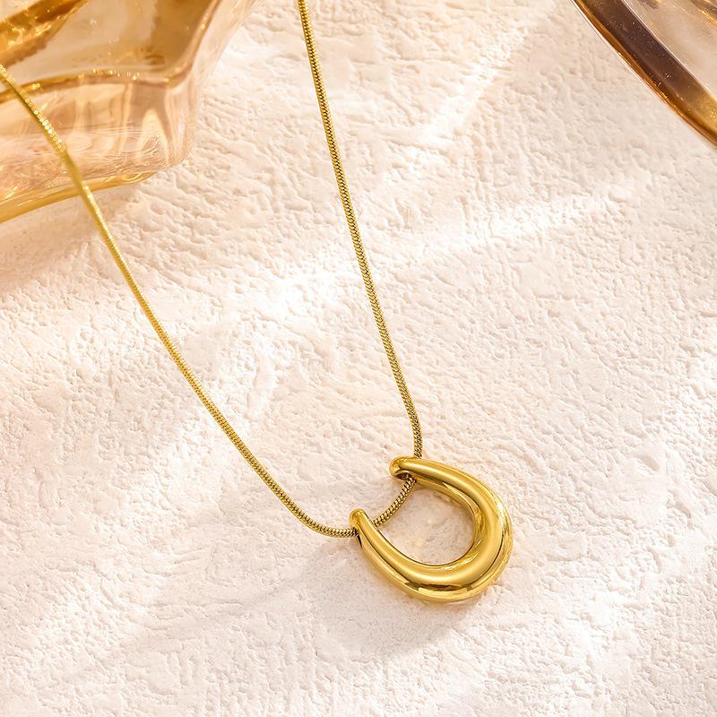 Horseshoe U-Shaped Titanium Necklace: Simple, Colorfast Jewelry with High-End Feel for Women.
