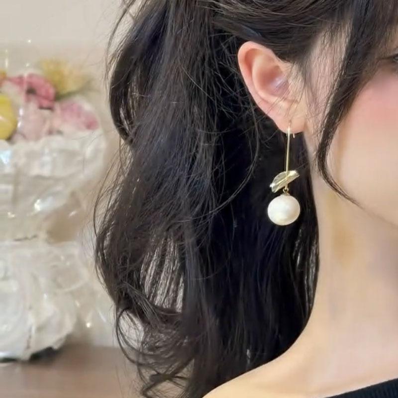 Gold Sequined Pearl Pendant Ear Hook Simple Retro High-end Earrings Fashion Light Luxury Versatile Earrings Women