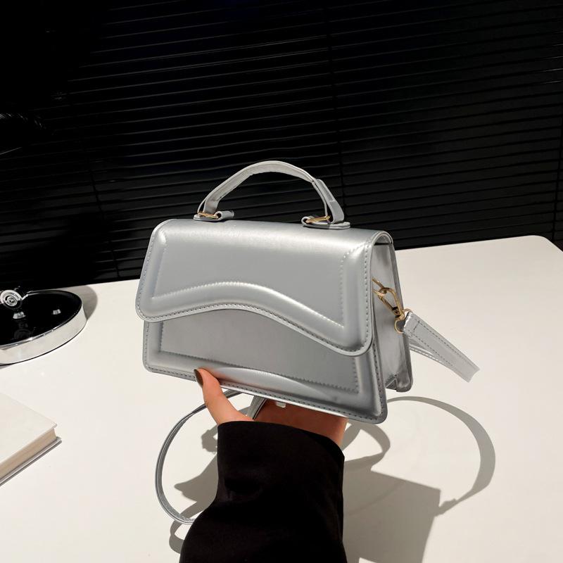 

Сумка в иностранном стиле женская 2025 осень и зима новая тяжелая цветная на плечо сумка-мессенджер когда U все еще текстурированная однотонная квадратная серебряный