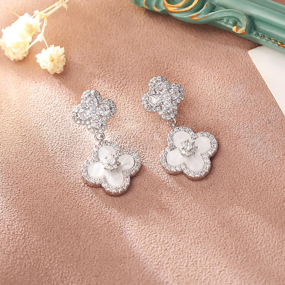 

High-end Four-leaf Clover Stud Earrings Understated Luxury Fashionable and Exquisite Earrings for Women