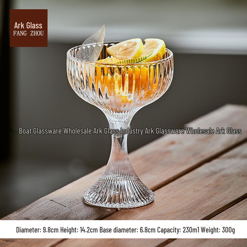 Bicchiere minimalista a stelo a bocca larga per champagne, martini, cocktail, dessert e vino