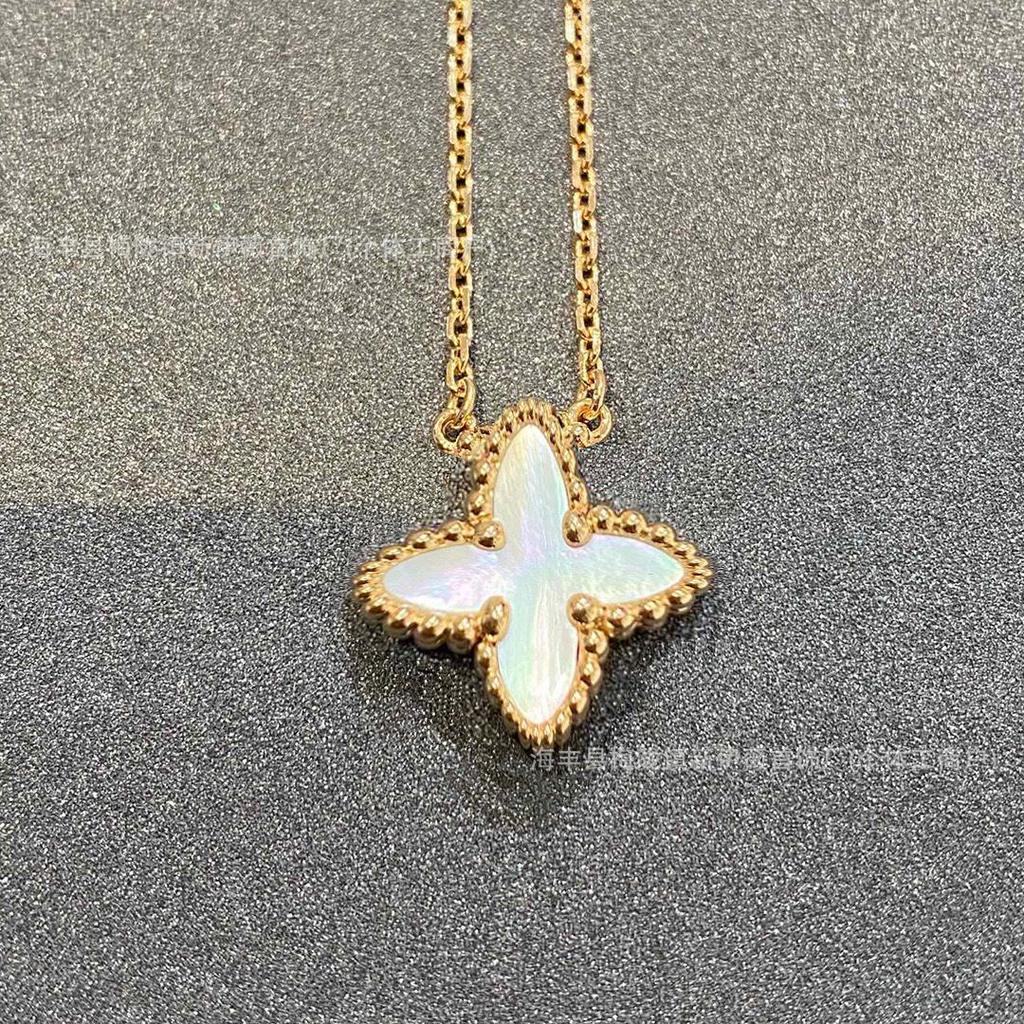 V Goldkette: Vierblättriges Kleeblatt, 18 Karat Dickbeschichtet, Beidseitig mit Perlmutt & Rotem Chalcedon.