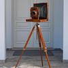 Kamera im klassischen Design mit Holzdreibein Retro-Wohnstil