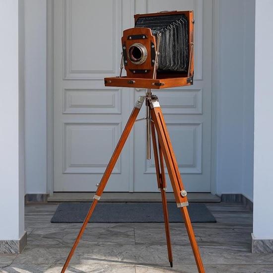 Kamera im klassischen Design mit Holzdreibein Retro-Wohnstil