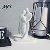 Polierte Eckskulptur Abstrakte Menschenkörperstatue, Weibliche Figur die Liebe umarmt Skulptur, 3D-Einteilige Formung Nahtlose Spleißkunststatue