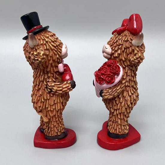 Valentine's Day Couple Highland Cow Figurine Holding Rose Love Heart Highland Cattle Resin Statue Wedding Decoration Romantic Gift