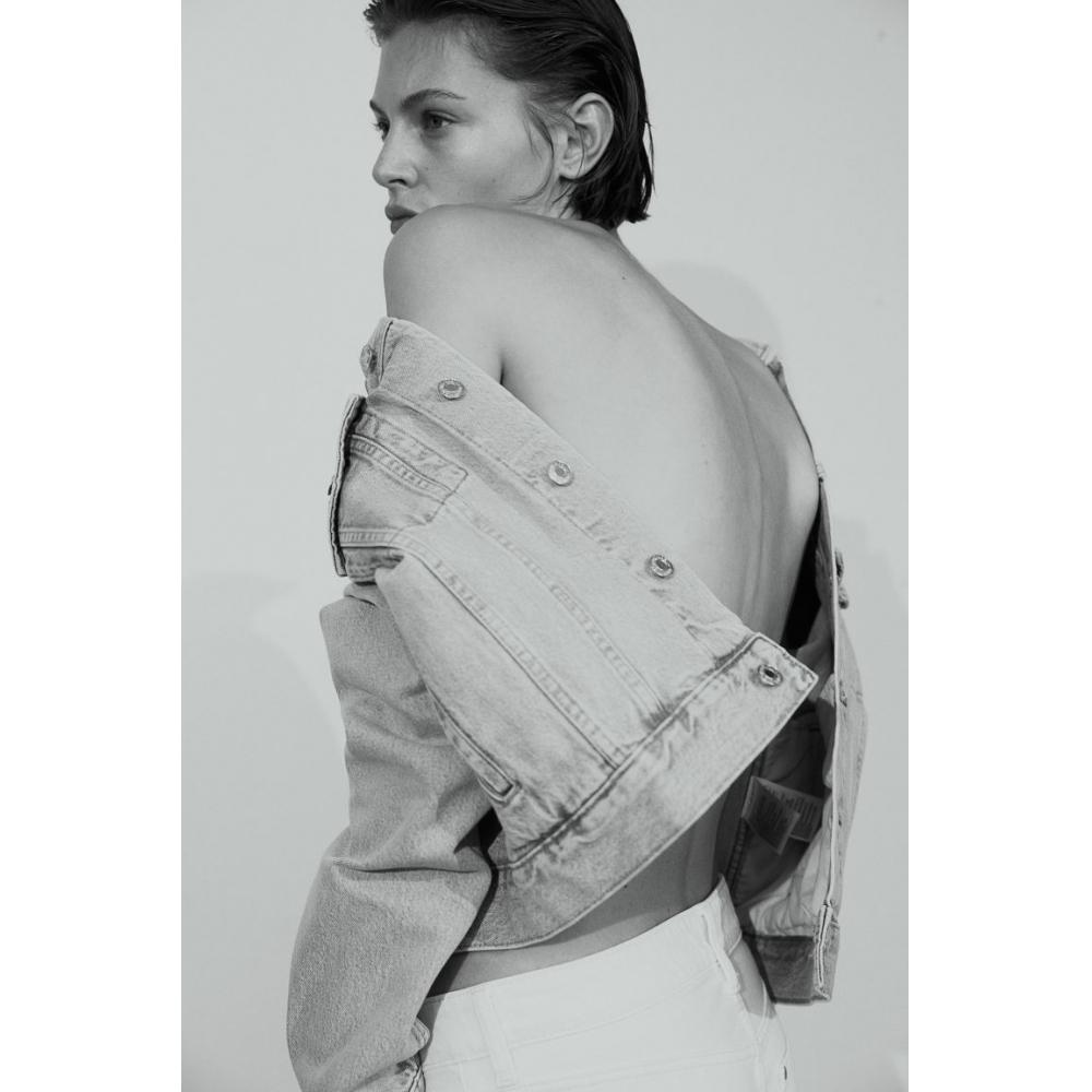 

Короткая джинсовая куртка HM бледно-джинсового цвета