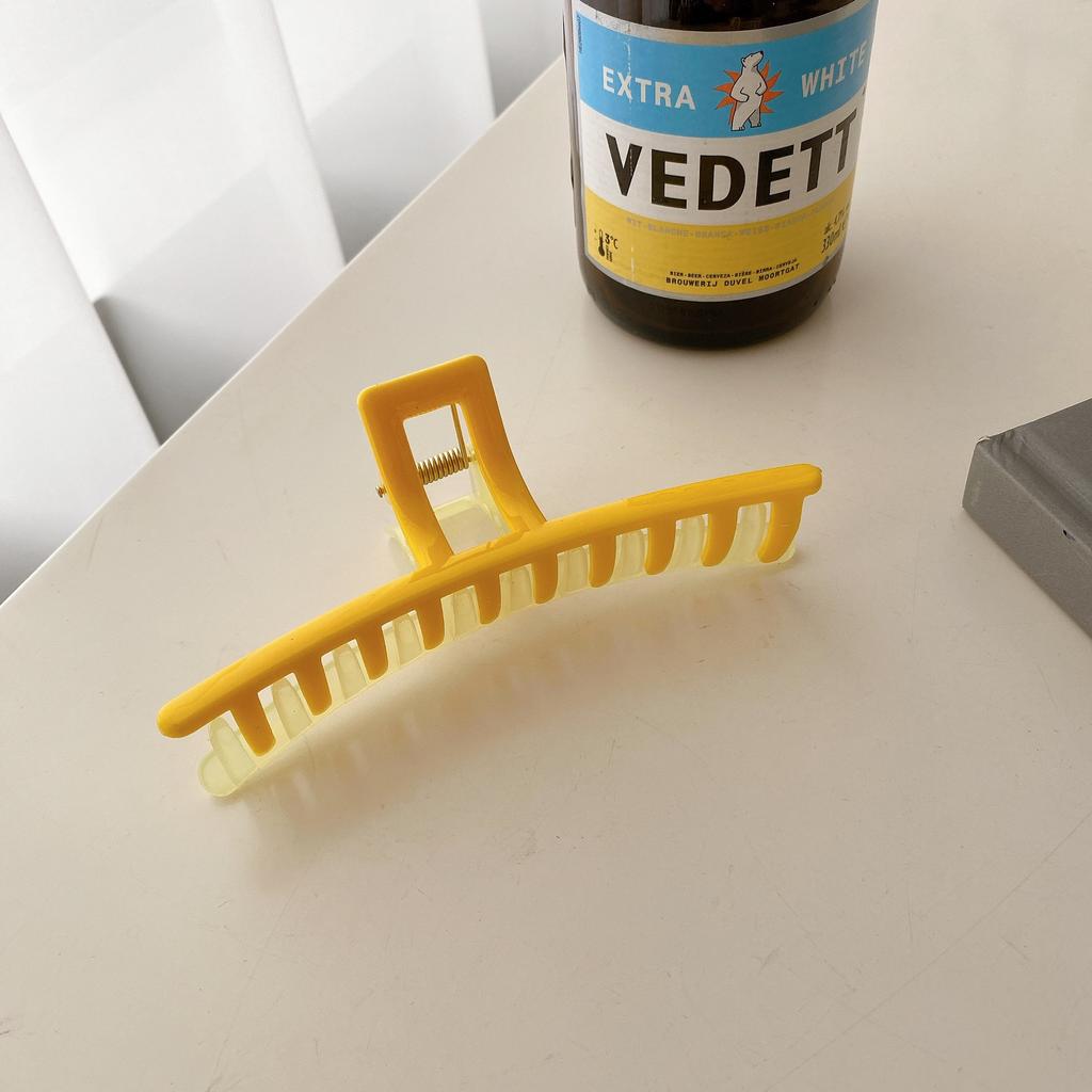 Beautifully Plastic Crafted Hair Claw Clips With Elegant Shapes And Vibrant Colors For Every Hairstyle Needs