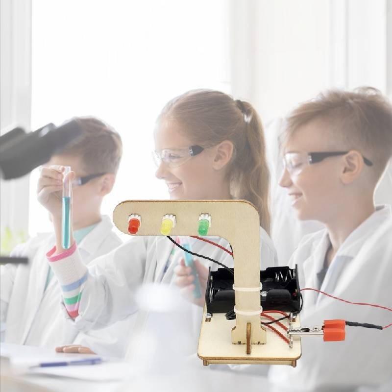 Educational Traffic Signal Light Diy Toy Kit For Kids Wooden Material Customizable Stem Science Experiment