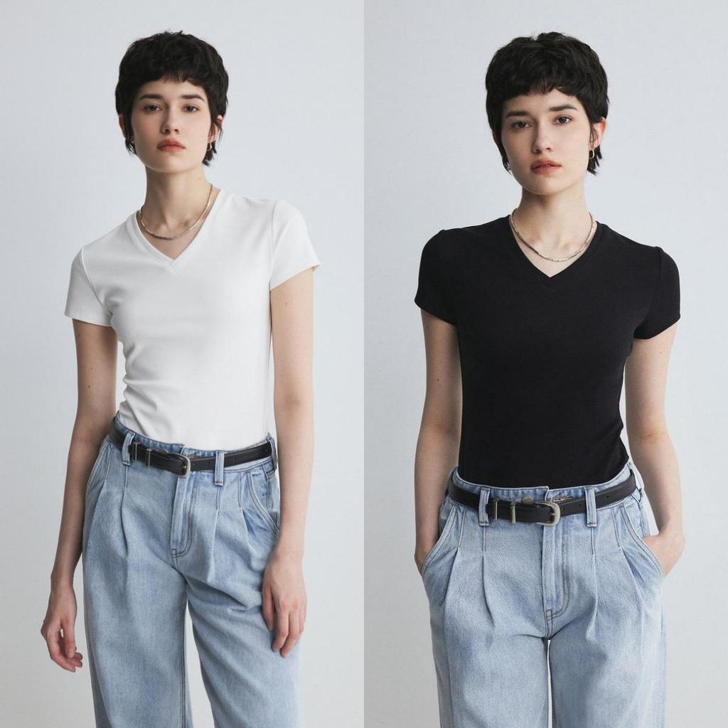 Warren Hailong Elegant Black & White Versatile V-Neck Short-Sleeve Ladies' Fashion Top for Spring/Summer.