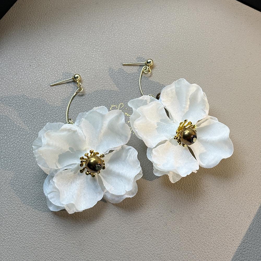 

Super Fairy Sweet Mori White Fabric Flower Earrings, French Fashion Gentle Niche High-End Earrings
