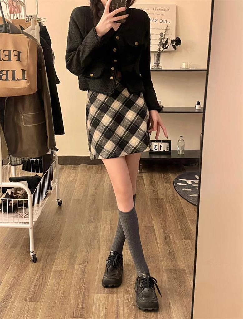 Plus Size Women's Retro Plaid Wool Blend Mini Skirt - High Waist A-Line Slimming Skirt for Spring and Autumn
