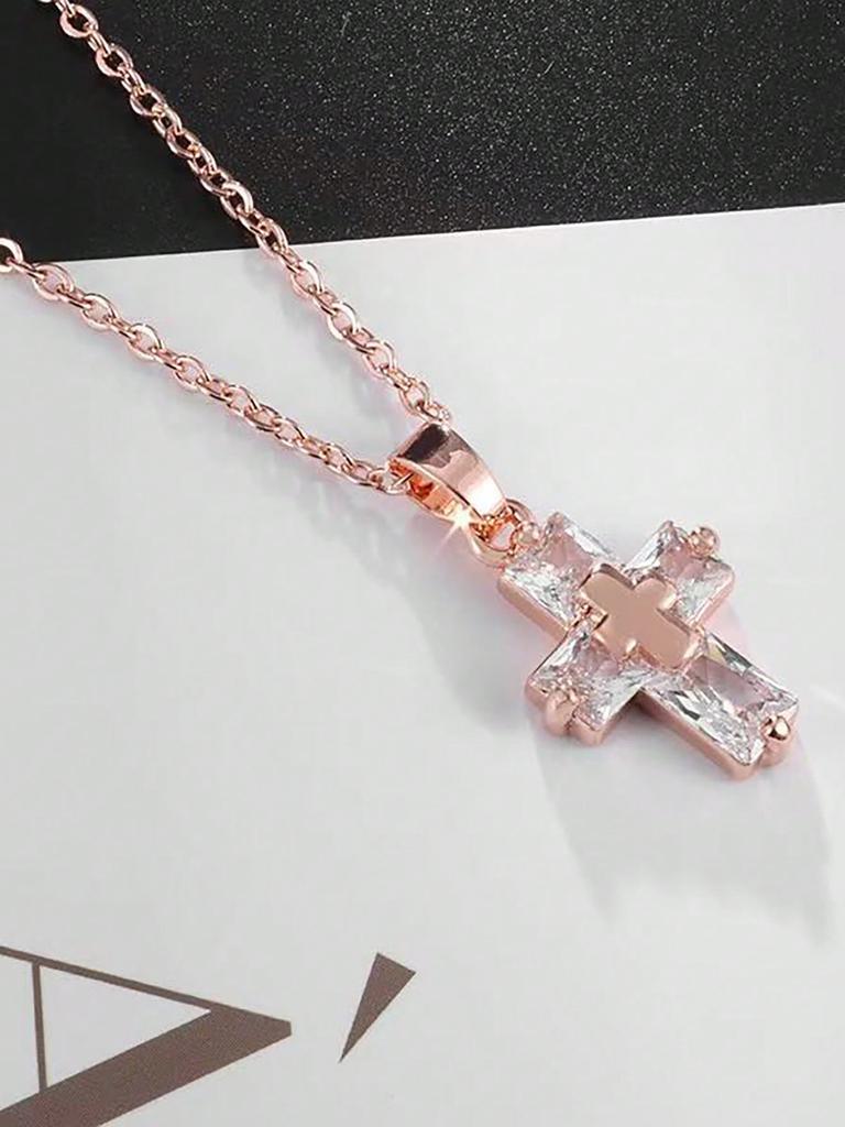 Naszyjnik z zawieszką w kształcie krzyża nadaje się do noszenia na co dzień i jako prezent.