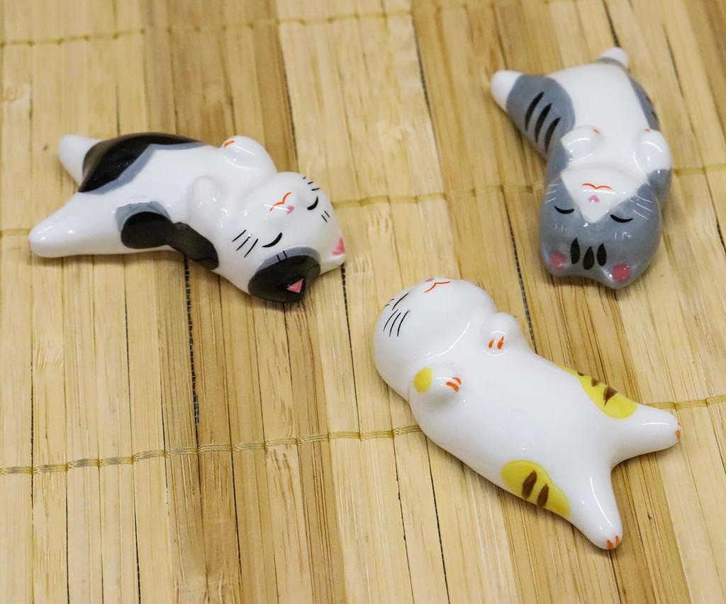 Yakushi Kiln Chopstick Set of Nekomachi Cat Rests, 3, (Facing Trio)