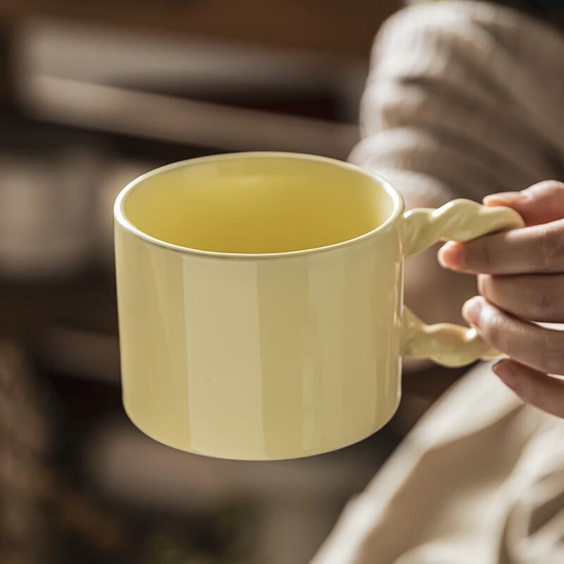 OLOEY Cream Twisted Handle Ceramic Mug