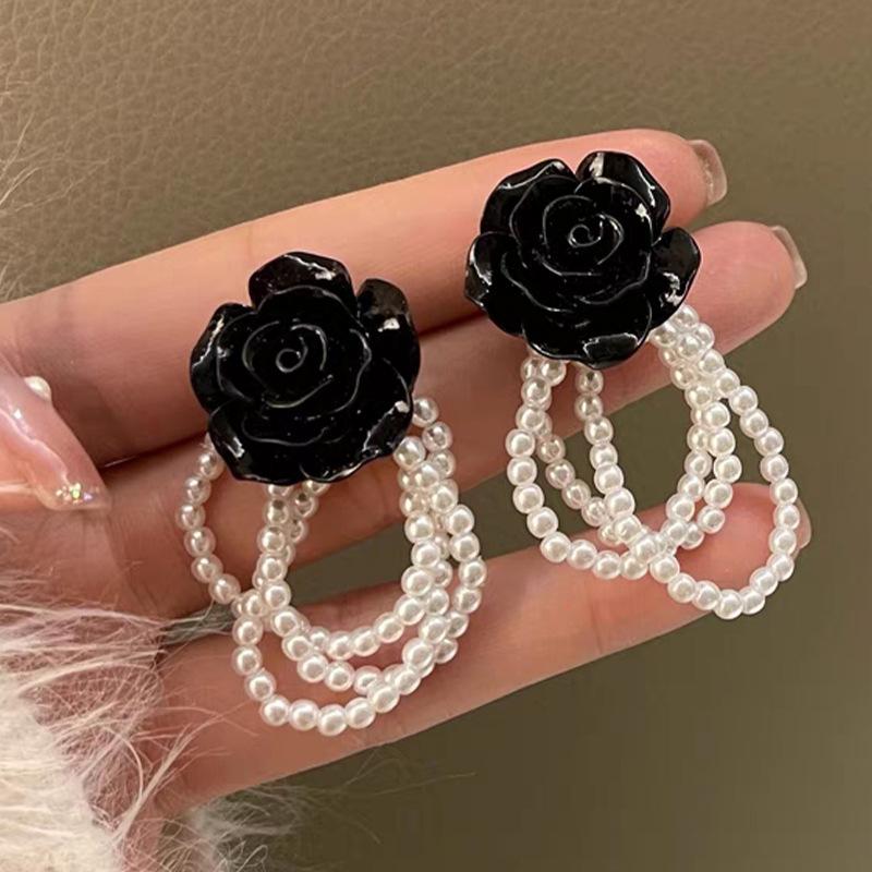 

Fairy temperament small fragrant wind pearl flower earrings female, Mori niche camellia petal earrings earrings чёрный