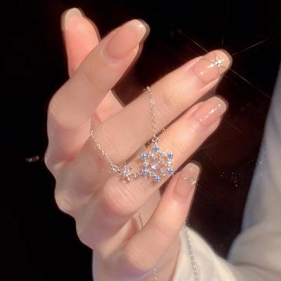 Snowflake Necklace Women's Light Luxury Niche Romantic Girl Heart Clavicle Chain Fashion Temperament Commuter Stainless Steel