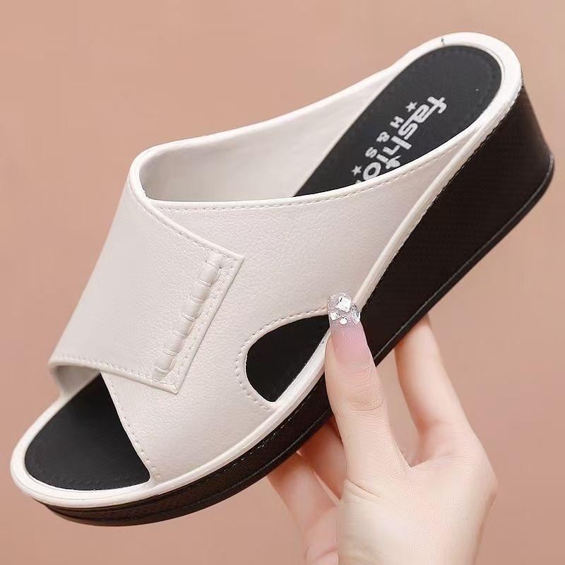 

Женские летние новые тапочки с открытым носком на платформе и танкетке, полые тапочки с мягкой подошвой, нескользящие, против запаха, домашние тапочки, уличные тапочки, сандалии 38 чёрный