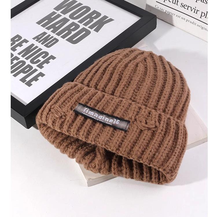 The Large Head Girdle Warm Ear Protecting Knitted Cap Is Fashionable and Versatile Making Your Face Look Good. The Small Woolen Cap Keeps You Warm