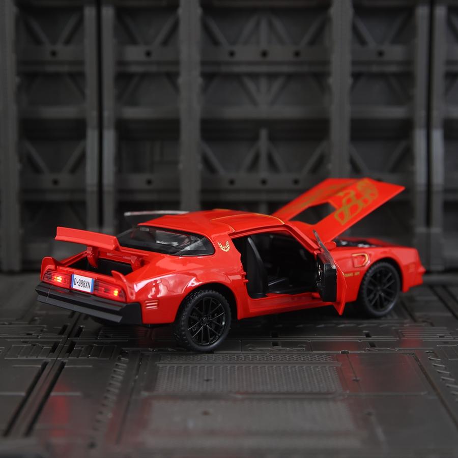 1:32 simulierte Pontiac Firebird Legierungsauto-Modelle Türen auf beiden Seiten, die geöffnet werden können, hat Ton- und Lichtfunktionen