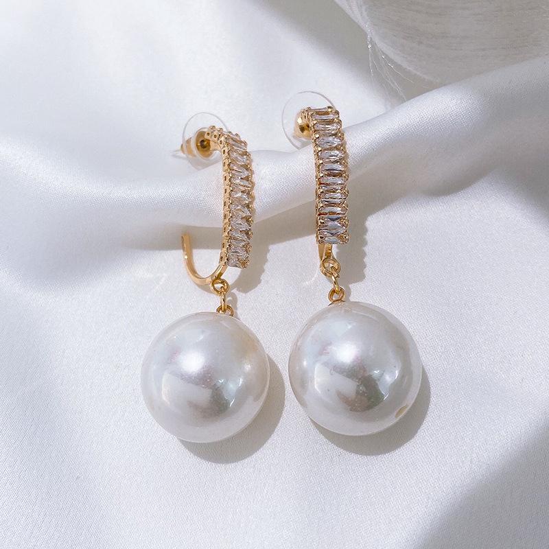 Boucles d'oreilles tendance haut de gamme en argent, cristal et perle 2023: Déclaration Exquise, Luxe Léger pour Femmes