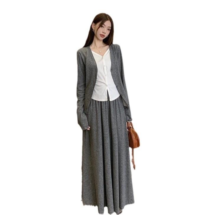 Wear a whole set of early autumn atmosphere, high-end knitted dresses, children's suits, new long dresses.