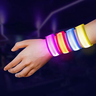 Brassard lumineux à LED pour sports de plein air, bracelet de sécurité nocturne, lumières qui brillent dans le noir, accessoires de fête
