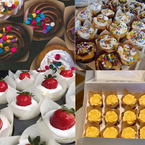 KUCOCOSNEH Paper Baking Cups, Waterproof and Oil-Proof Muffin Baking Cups, Tulip Paper Cups, High-Temperature Resistant Muffin Molds, Heat-Resistant C