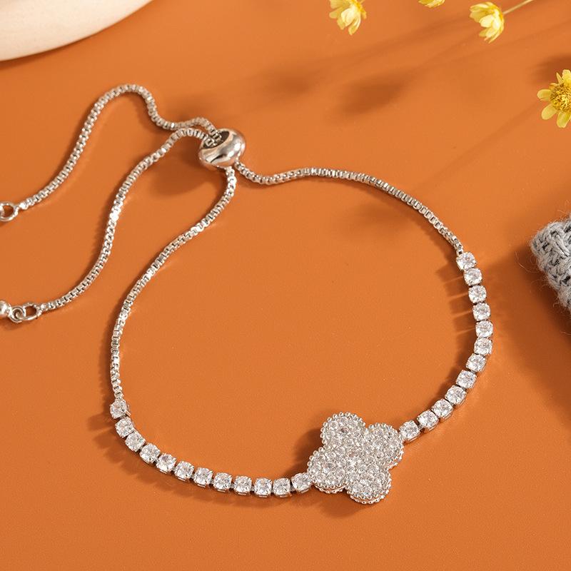 

Copper inlaid master bracelet can be stretched freely Korean version popular micro-inlaid zircon four-leaf clover pendant wholesale accessories білий