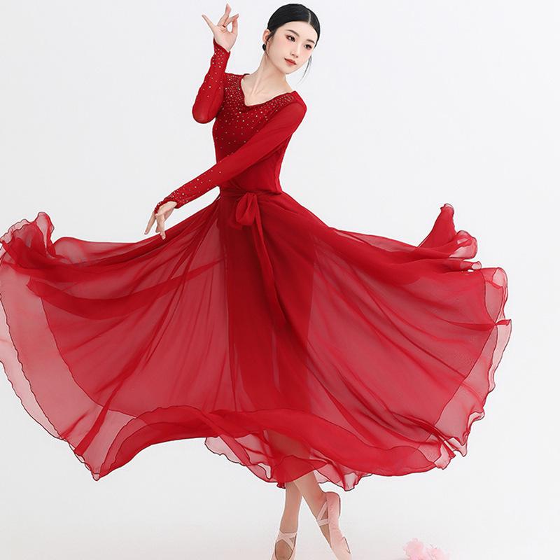 

Национальный день Ванцзянский красный танцевальный костюм: Топ из марли с длинным рукавом и большая юбка Medium красный