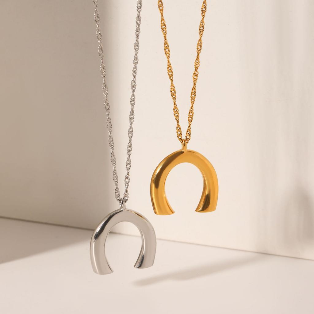 Water ripple chain U-shaped horseshoe pendant necklace for women, fashionable unique titanium steel neck chain
